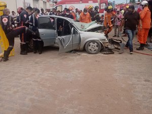 Carro invade contramão e causa acidente envolvendo outros dois veículos em Arapiraca