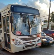 Após atropelamento, populares tentam depredar ônibus no Jacintinho