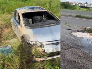 Carro com cinco pessoas capota após cair em buraco na AL-220, em Arapiraca
