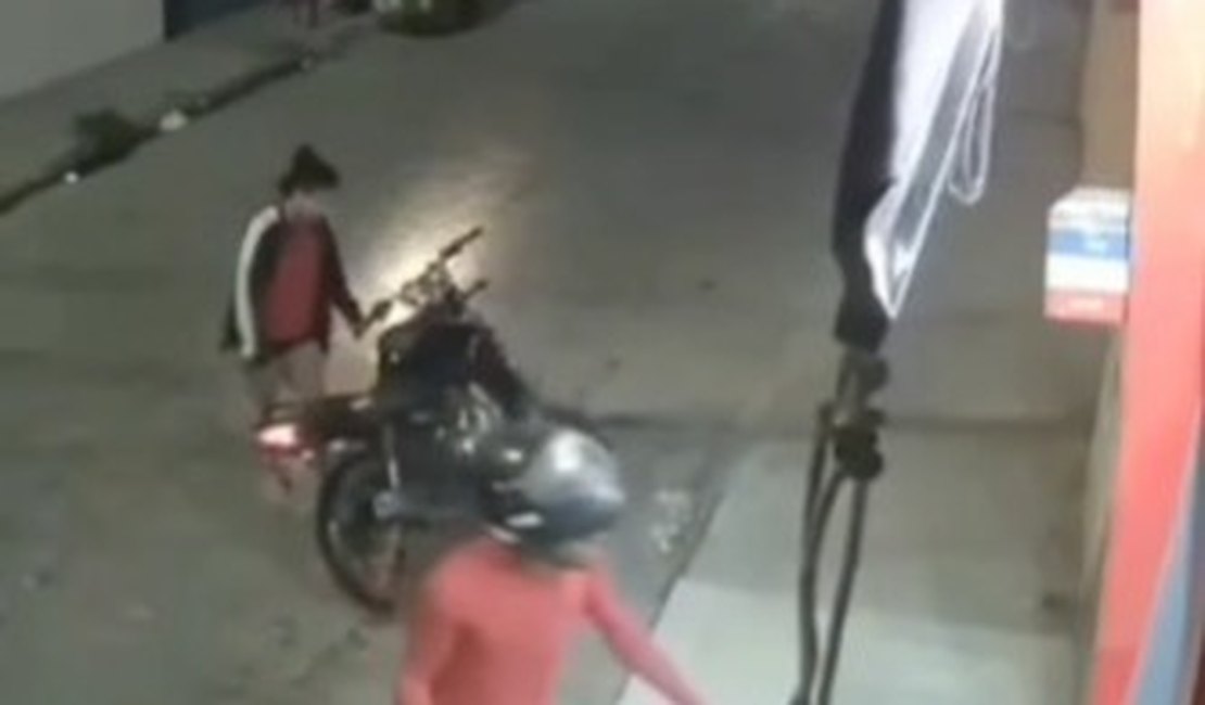 [Vídeo] Casal é preso após assaltar fármacia com moto roubada em Arapiraca; homem estava foragido
