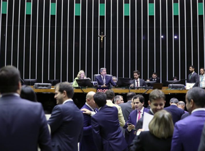 Lira adia votação do Projeto das Fake News