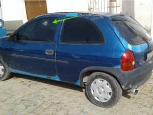Dono de carro encontra marcas de tiros em seu veículo
