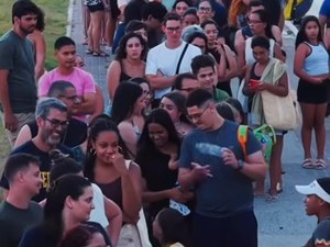 Clientes fazem fila para comprar bolo vulcão que viralizou na orla de Maceió