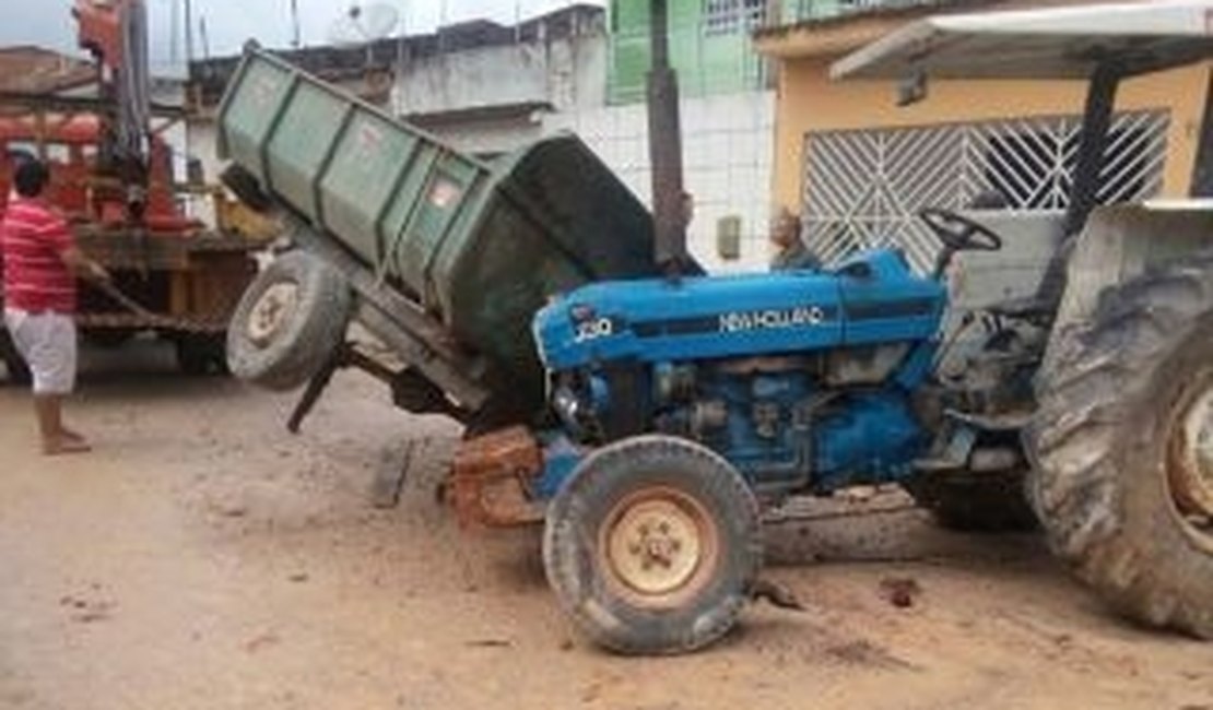Trator perde controle e colide contra residência em São Miguel dos Campos