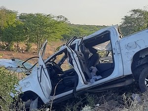 Após atropelar animal, Hilux capota na BR-423 e quatro pessoas ficam gravemente feridas em Ouro Branco