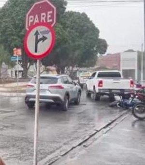 Colisão envolvendo quatro veículos deixa motociclista ferido em Arapiraca