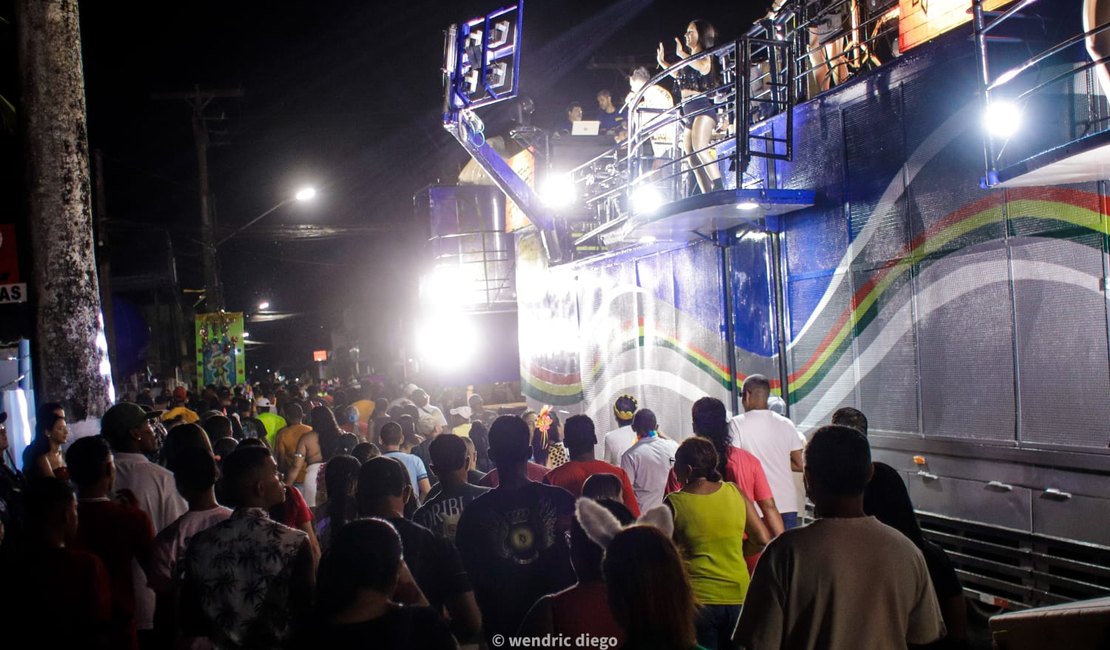 Bloco da Saudade faz sucesso mais uma vez nas prévias carnavalescas e grupo Asas das Américas anima a noite de quinta no Carnaval do Povo
