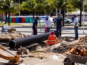 Rodrigo Cunha acompanha troca de tubulação em avenida no bairro de Jaraguá