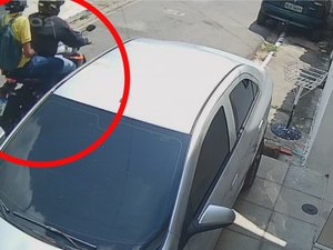 [Vídeo] Dupla em motocicleta rouba moto e celulares em Fernão Velho, em Maceió