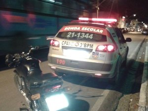 Motociclista embriagado colide contra viatura policial durante fuga