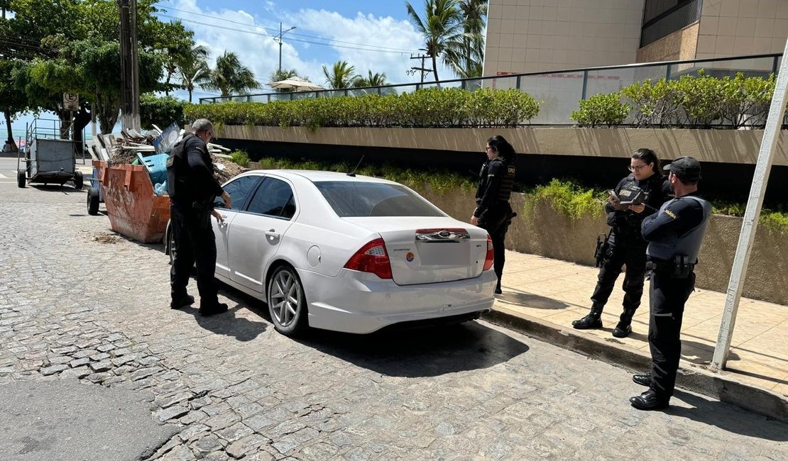 Homem tenta furtar carro, fica preso dentro do veículo e é detido na Jatiúca