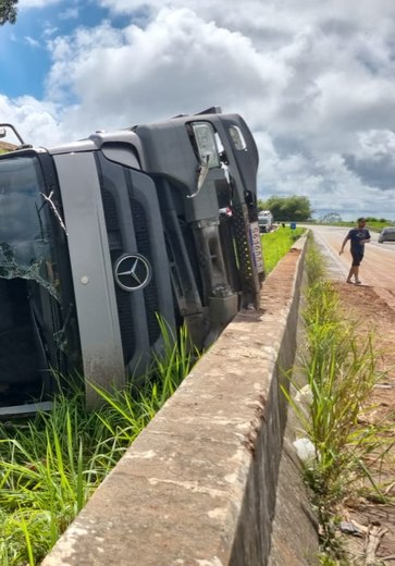 Carreta-cegonha tomba na pista e interdita rodovia BR-101 em Novo Lino