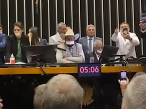 Parlamentares da oposição realizam ato para pressionar impeachment de Moraes