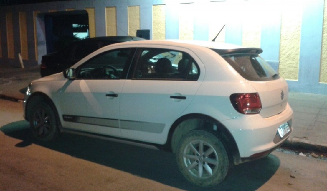 Carro roubado é abandonado no bairro Guaribas em Arapiraca