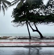 Previsão de chuvas em AL: tempo instável já provoca pontos de alagamento em Maceió
