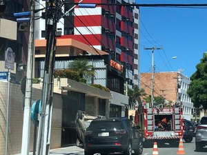 Carro capota e colide contra portão de residencial na Ponta Verde