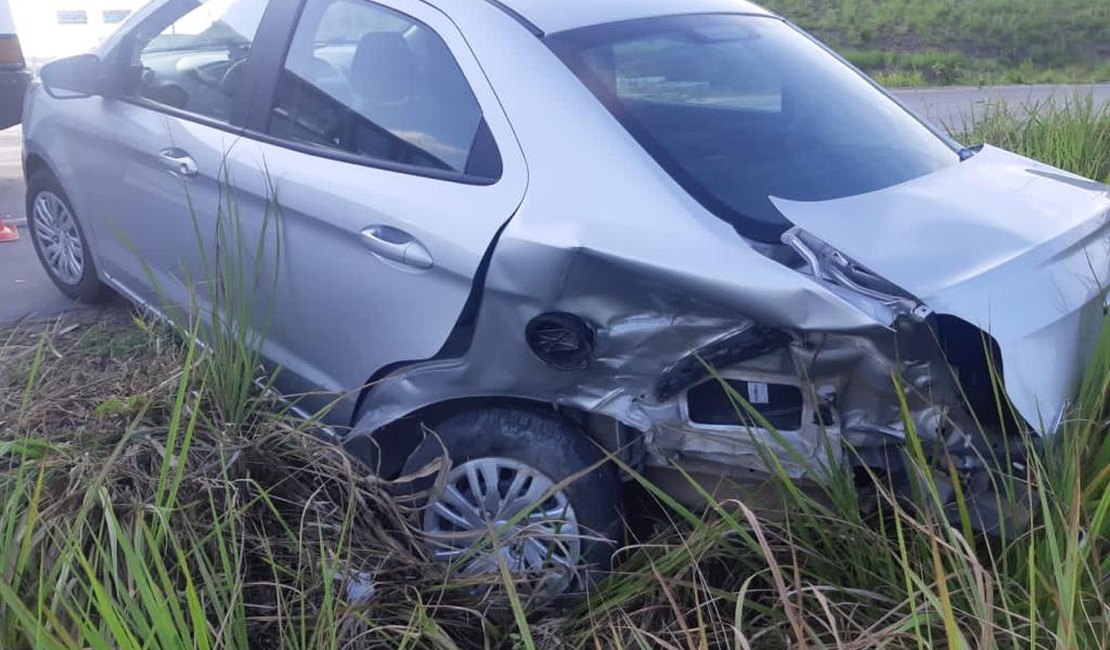 Motorista perde o controle de veículo e causa acidente na entrada de São Luís do Quitunde