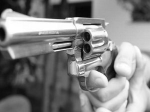 Homem é atingido por tiro durante tentativa de homicídio dentro de casa