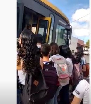 [Vídeo] Mães precisam disputar lugar para os filhos viajarem sentados em ônibus escolar