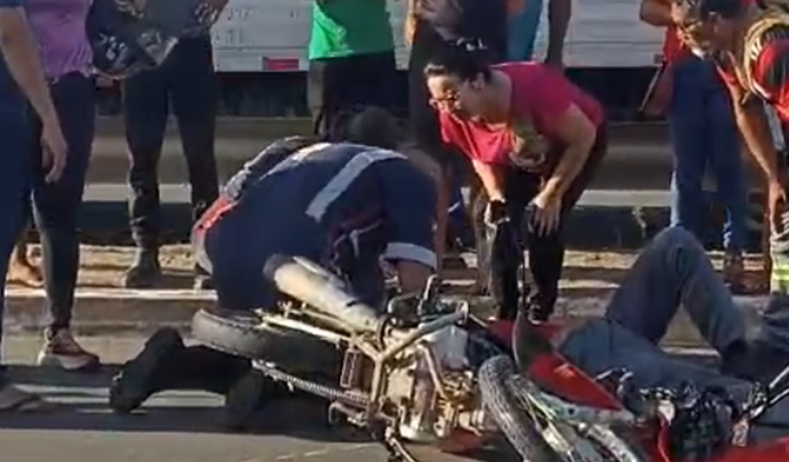 Motociclista colide contra van na AL-220 e é encaminhado ao Hospital de Emergência do Agreste