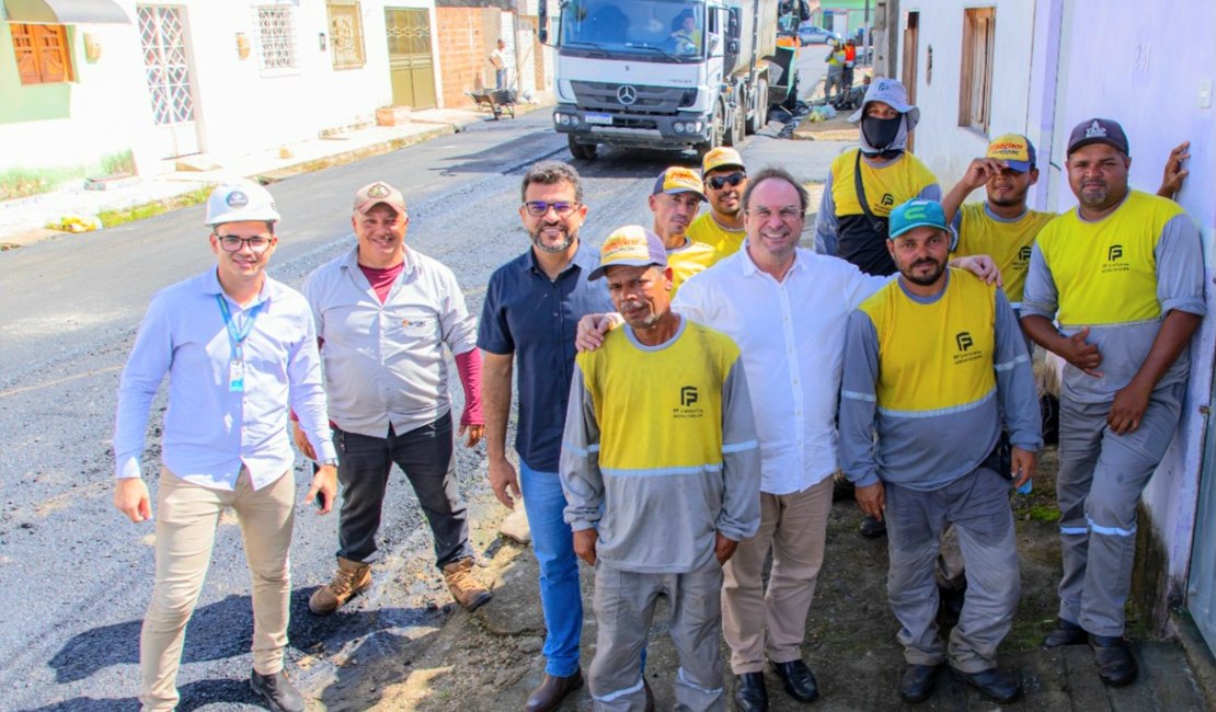 Luciano Barbosa acompanha serviços de recapeamento no bairro Cacimbas