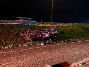 Passageira sobrevive a capotamento, sai do carro e morre atropelada na BR-116, em Guaíba
