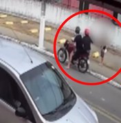 [Vídeo] Homem é assaltado em plena luz do dia no São Jorge; câmeras de monitoramento registram a ação