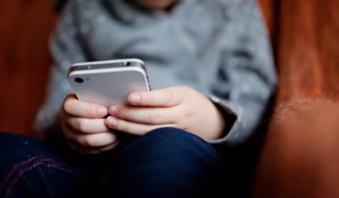 Brasil também terá regras sobre uso de redes sociais por crianças e adolescentes; veja o que muda e quando