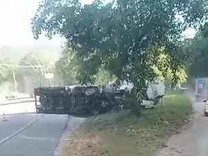 Carreta tomba, espalha produto na pista e deixa trânsito lento na Ladeira do Catolé