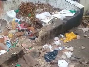 [Vídeo] Feirantes perdem vendas devido acúmulo de lixo e mau cheiro em Arapiraca