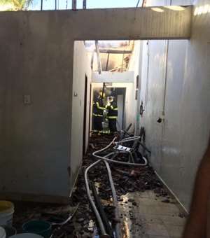 Curto-circuito em ventilador provoca incêndio e destrói casa em Piaçabuçu