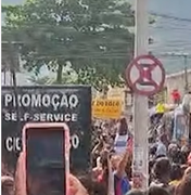 Mc Oruam sobe no teto de ônibus em frente ao presídio onde está Poze do Rodo