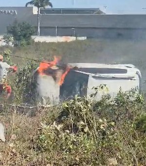 Carro sai da pista, capota e pega fogo após desviar de moto em Arapiraca