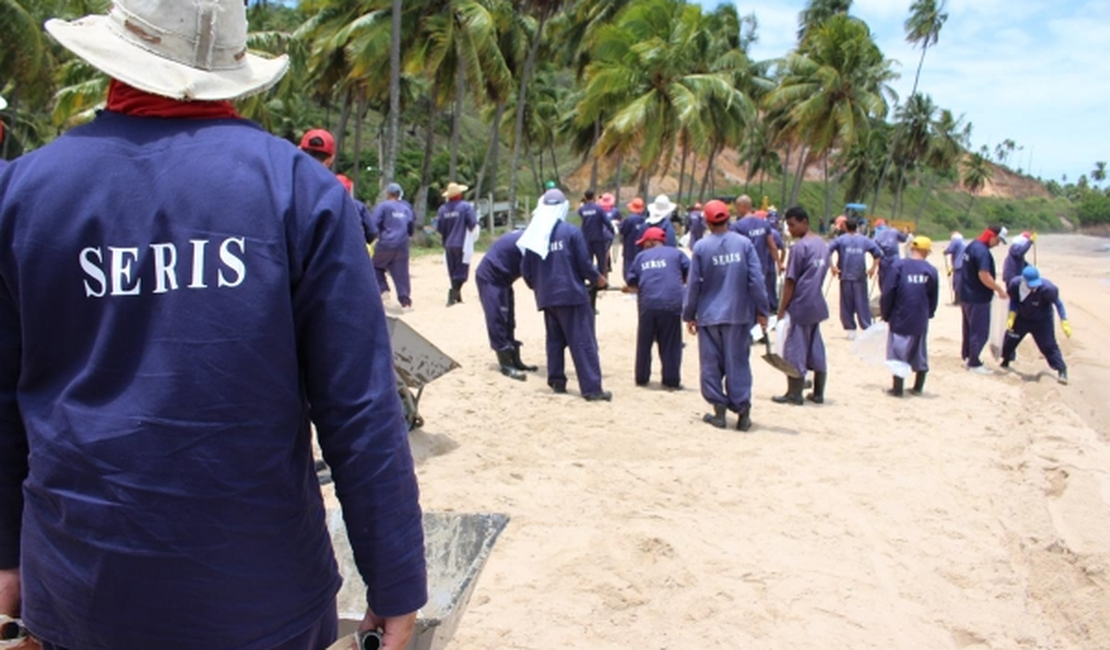 170 pessoas continuam trabalhando na limpeza das praias de Japaratinga
