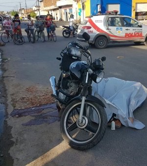 Homem é assassinado com tiro na cabeça após descer de motocicleta