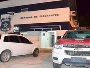 Taxistas realizam manifestação em frente a Central de Flagrantes 