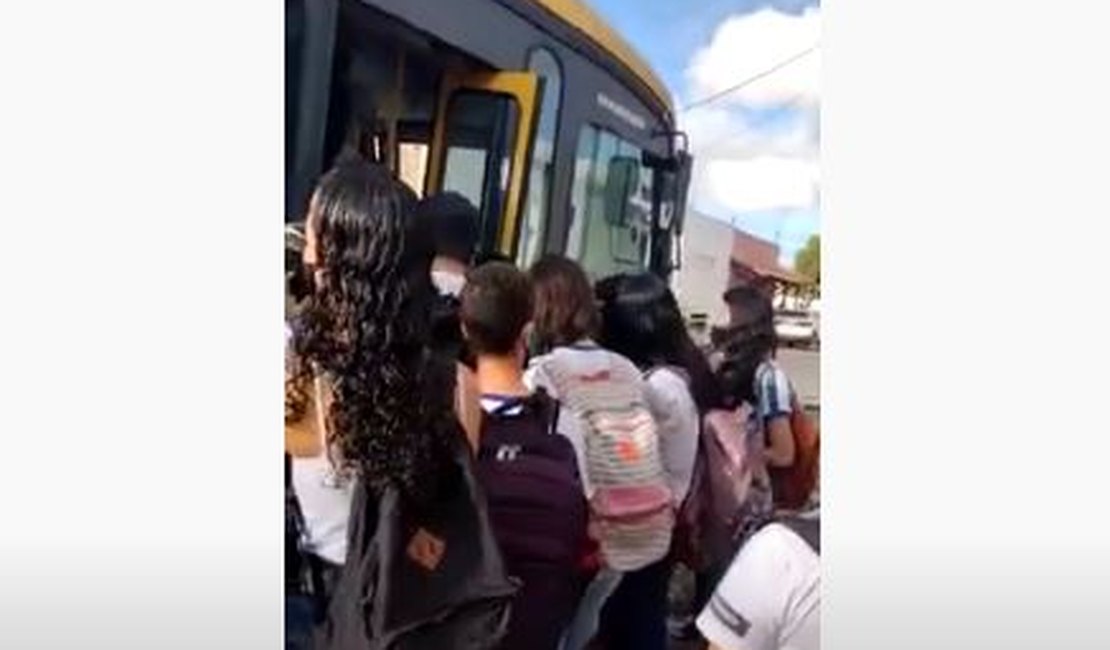 [Vídeo] Mães precisam disputar lugar para os filhos viajarem sentados em ônibus escolar