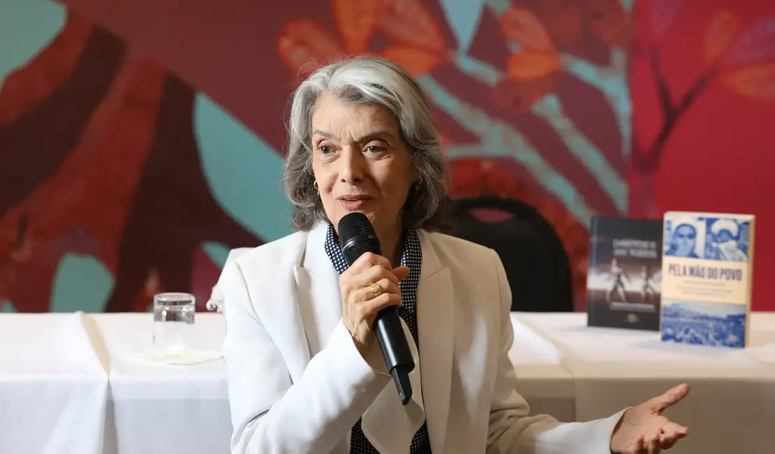 Democracia está nas mãos do povo, não em palácios, diz Cármen Lúcia