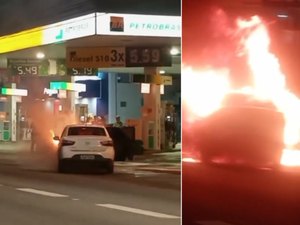 [Vídeo] Carro pega fogo na Avenida Fernandes Lima, próximo a posto de combustíveis, em Maceió