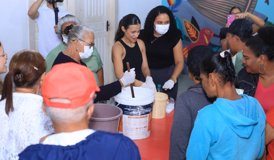 Estudantes da EJA de Penedo aprendem a fazer sabão ecológico