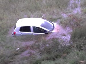 Carro cai em ribanceira após saída de pista na rodovia AL 465