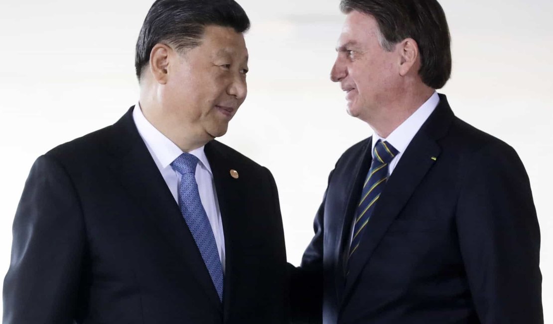 Bolsonaro tenta falar com Xi Jinping para liberar insumos chineses de vacinas