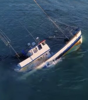 [Vídeo] Embarcação que naufragou em Japaratinga era 'pirata' e tripulação teria abandonado o navio