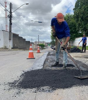 Prefeitura de Maceió fecha buracos deixados por concessionárias de água e esgoto