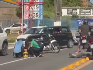 Colisão entre caminhão motocicleta e deixa mulher ferida em Mangabeiras