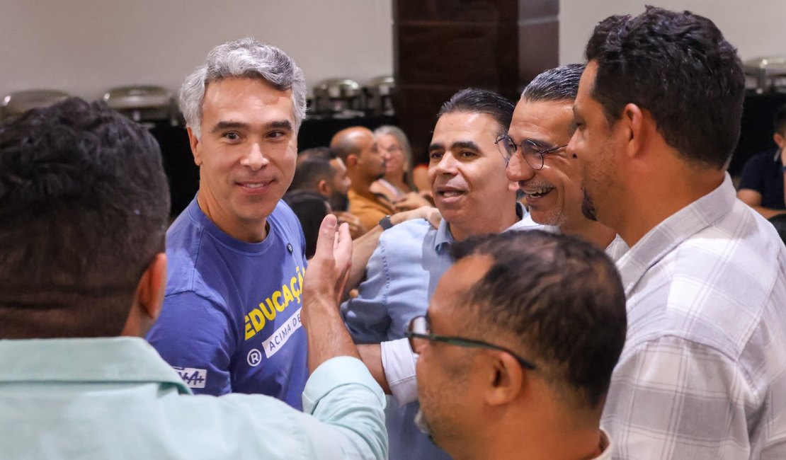 Rafael Brito comemora lei que garante afastamento remunerado a professores