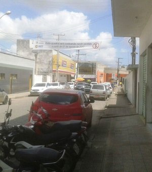 Faixa da SMTT informa alteração no trânsito em rua de Arapiraca