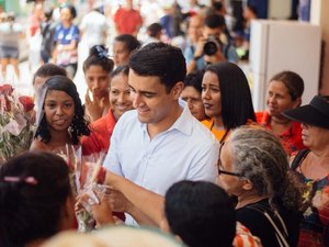 JHC encantou às ruas e coletivos de Maceió com a distribuição de Rosas no dia das Mulheres