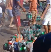 Carreta tem carga de cerveja e refrigerante saqueada após tombar na BR-101, em Campo Alegre