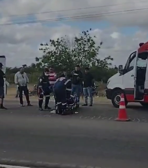 [Vídeo] Idoso é atropelado por motocicleta em faixa de pedestre em frente ao hospital Chama, em Arapiraca